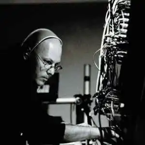 Photo de l'artiste Robert Rich devant ses machines