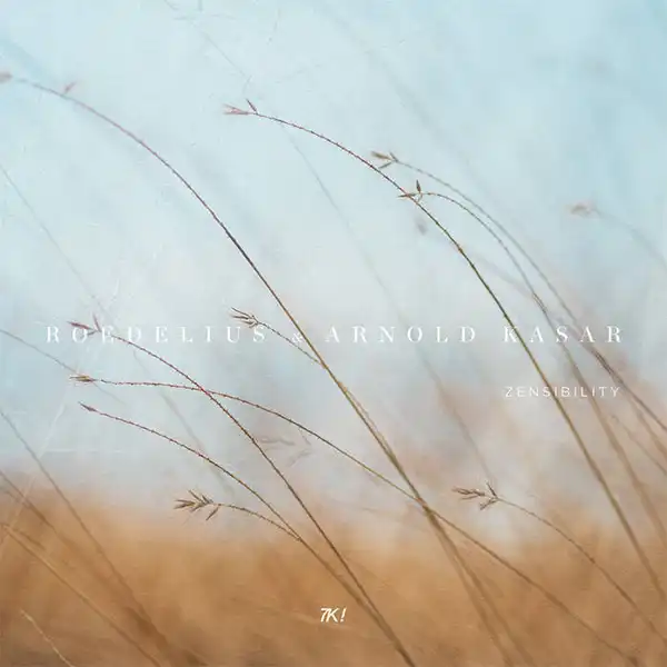 Pochette de l'album de ROEDELIUS & ARNOLD KASAR, "Zensibility", une photo d'herbe sèche en premier plan dans un champ avec un ciel bleu pâle