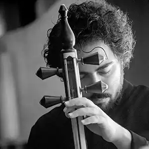Photo de l'artiste iranien Saba Alizadeh avec son instrument, un kamânche, kamancheh, keman, kemanche, kamança ou kemânçe, kemântcheh.