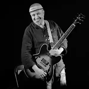 Photo de l'artiste Serge Pesce avec sa guitare accommodée