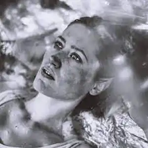 Photo de l'artiste SILVERPIECES dans l'eau en noir et blanc
