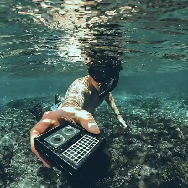 Solénoïde - Aquaphonia 01 - Photo d'un plongeur tenant dans sa main un enregistreur