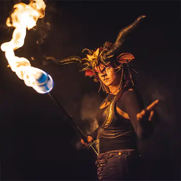 Solénoïde - Elfomania 01 - Créature elfique avec une torche de feu