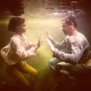 Photo de l'émission Grande boucle 52, 2 personnes face à face sous l'eau