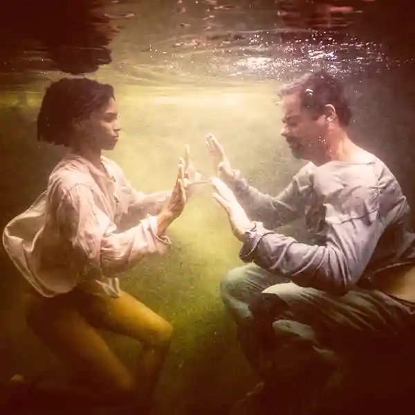 Photo de l'émission Grande boucle 52, 2 personnes face à face sous l'eau