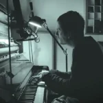 Photo de l'artiste Corey Fuller dans son home studio avec son piano