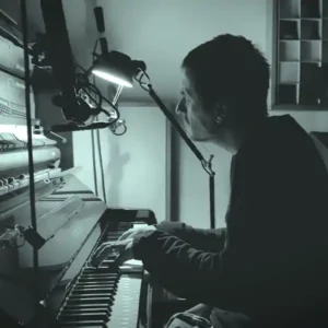 Photo de l'artiste Corey Fuller dans son home studio avec son piano