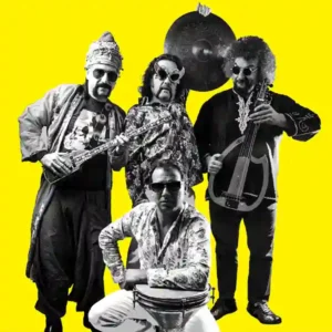 Photo du groupe Baba Zula avec ses 4 musiciens et instruments : Osman Murat Ertel (saz électrique & chant), Levent Akman (cuillers en bois), Özgür Çakırlar (percussions), Melike Şahin (chant et chœurs), Periklis Tsoukalas (oud électrique).
