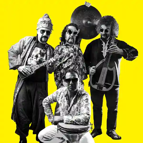 Photo du groupe Baba Zula avec ses 4 musiciens et instruments : Osman Murat Ertel (saz électrique & chant), Levent Akman (cuillers en bois), Özgür Çakırlar (percussions), Melike Şahin (chant et chœurs), Periklis Tsoukalas (oud électrique).