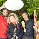 Photo des trois membres du groupe Trance Mission avec ses instruments, un didgeridoo, un tambour et une clarinette