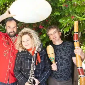 Photo des trois membres du groupe Trance Mission avec ses instruments, un didgeridoo, un tambour et une clarinette