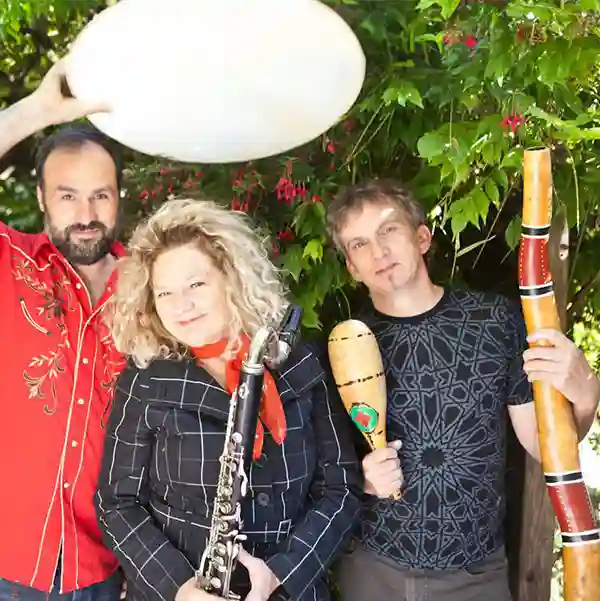 Photo des trois membres du groupe Trance Mission avec ses instruments, un didgeridoo, un tambour et une clarinette