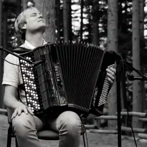 Photo de l'artiste Frode Haltli sur scène en plein air avec son accordéon