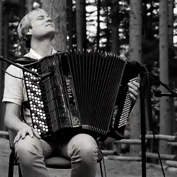 Photo de l'artiste Frode Haltli sur scène en plein air avec son accordéon