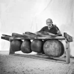 Photo de l'artiste Stephan Micus en train de jouer du chikulo, énorme tambour xylophone à lame de bois originaire du Mozambique.