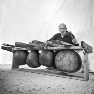 Photo de l'artiste Stephan Micus en train de jouer du chikulo, énorme tambour xylophone à lame de bois originaire du Mozambique.