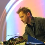 Photo de l'artiste J.Peter Schwalm sur scène devant sa console de mixage