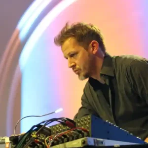 Photo de l'artiste J.Peter Schwalm sur scène devant sa console de mixage