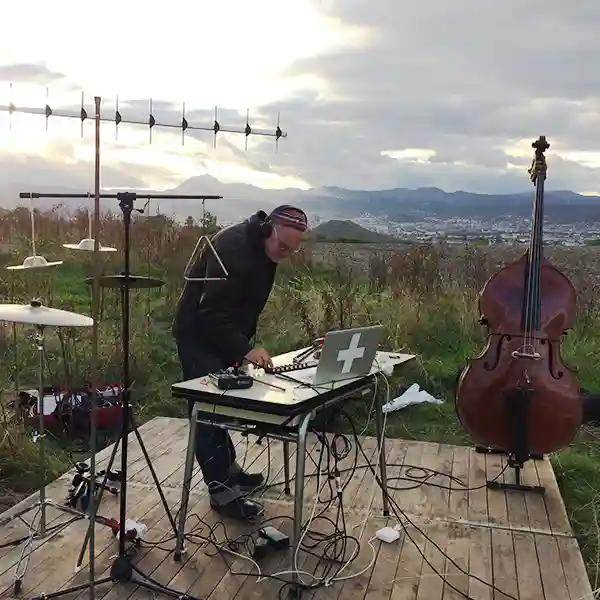 Photo de l'artiste Laurent Pernice avec ses instruments en plein air