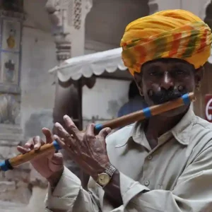 Solénoïde - Onirindia 01. Photographie d'un homme Indien jouant la flûte