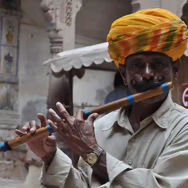 Solénoïde - Onirindia 01. Photographie d'un homme Indien jouant la flûte