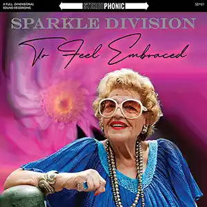 Pochette de l'album de SPARKLE DIVISION "To Feel Embraced", une femme agée en robe bleue et lunettes de soleil sur fond rose