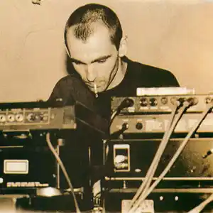 Photo de l'artiste Starfish Pool sur scène devant ses consoles