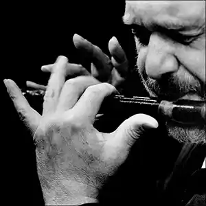 Photo de l'artiste Stephan Micus avec un instrument