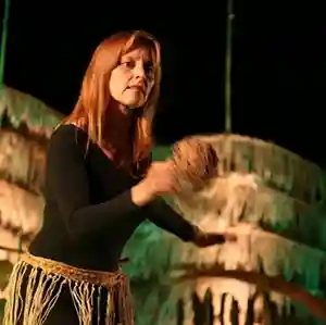 Photo de l'artiste Susana Beatriz Alvear sur scène avec un instrument percussif