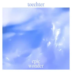 Pochette de l'album de Toecher "Epic Wonder", un ciel bleu avec quelques nuages blancs