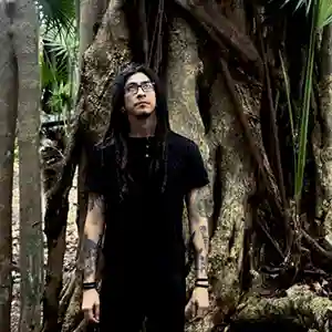 Photo de l'artiste mexicain Tor.ma dans les bois
