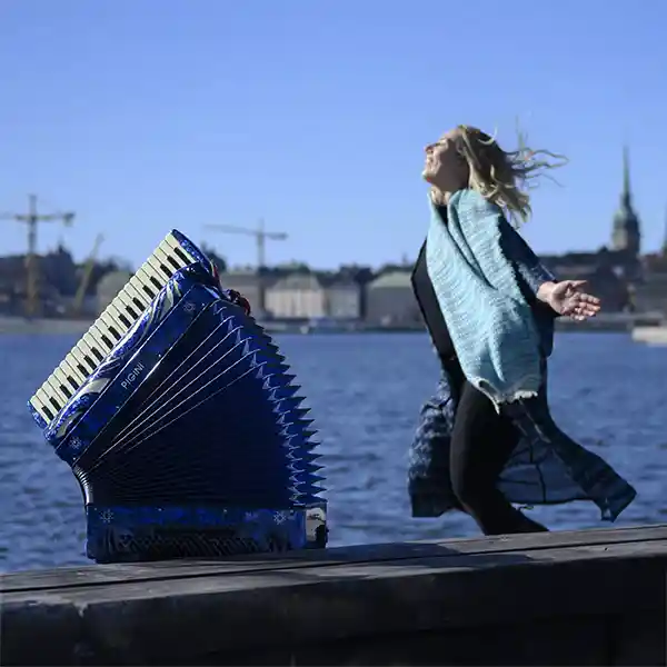 Tuulikki_Bartosik avec un accordéon