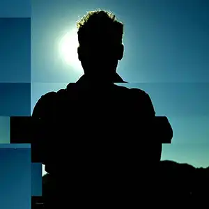 Photo de l'artiste VITOR JOACHIM en sur fond bleu contrejour