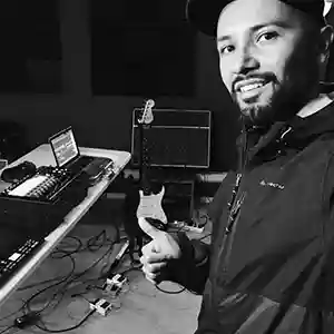 Photo de l'artiste Wakal (Jorge Govea) dans son home studio