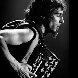 Photo de l'artiste Yegor Zabelov sur scène avec son accordéon