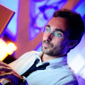 Photo de l'artiste Ynaktera devant son ordinateur