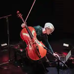 Photo de l'artiste Zoë Keating sur scène avec son violoncelle