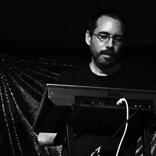 Photo de l'artiste Rémi Quéron, compositeur et producteur nantais sur scène.