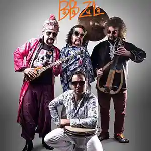 Photo du groupe Baba Zula avec ses 4 musiciens et leurs instruments
