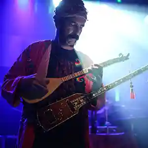 Photo de Murat Ertel du groupe turc Baba Zula sur scène avec ses instruments