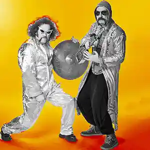 Photo du groupe Baba Zula avec 2 de ses musiciens et leurs instruments