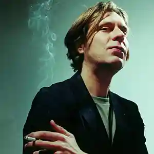 Photo de l'artiste Christian Fennesz en train de fumer une cigarette