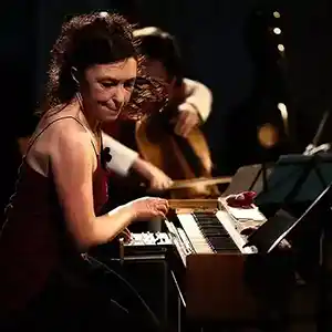 Photo de la pianiste Christine Ott sur scène avec ses ondes Martenot