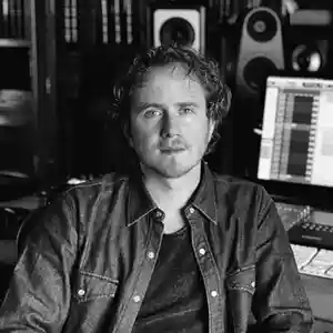 Photo de l'artiste David Chalmin dans son home-studio