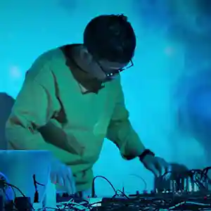 Photo de l'artiste japonais Gallery Six en concert devant ses machines