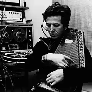 Photo de l'artiste turc Gökçen Kaynatan dans un studio d'enregistrement avec son instrument