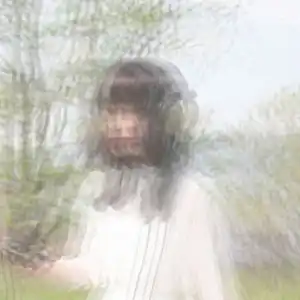 Photo floutée de l'artiste japonaise Haco