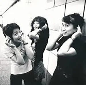 Photo du groupe japonais Hoahio avec Haco