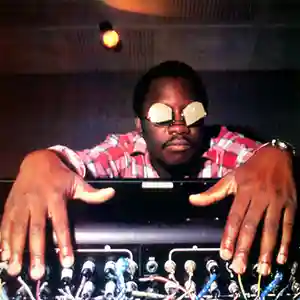 Photo de Mad Professor dans son studio