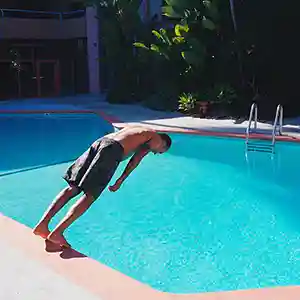 Pochette de l'album "The Abyss" par Malcolm Pardon. Une silhouette s’avance vers l’eau d'une piscine, prête à plonger dans l’inconnu.